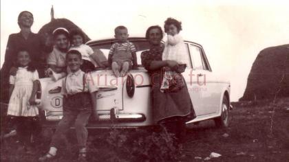 Foto di gruppo nelle campagne arianesi - anni 60